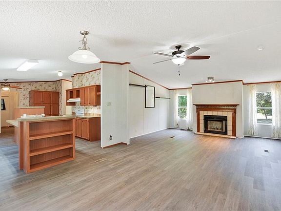 5th image of 105 Summerwood Dr