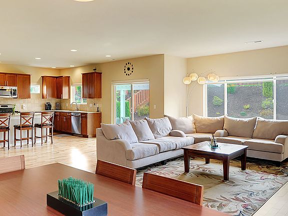 3rd image of 6403 Thomas Pl SE