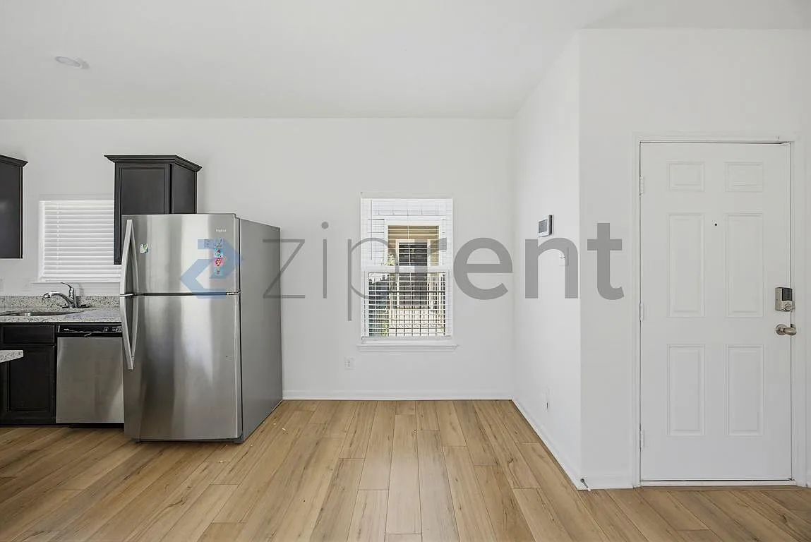 4 bed, 2.5 bath, 2400 sqft, $1,526 — Photo 4