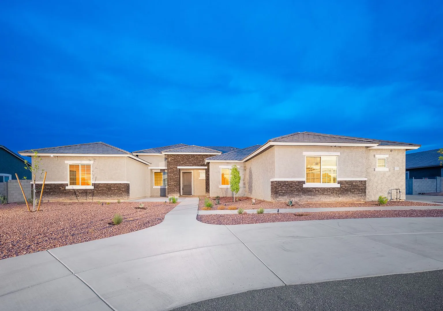 Luxury Estate on 1+ Acre | 6 Beds, Mountain Views & 4-Car Garage — Photo 2