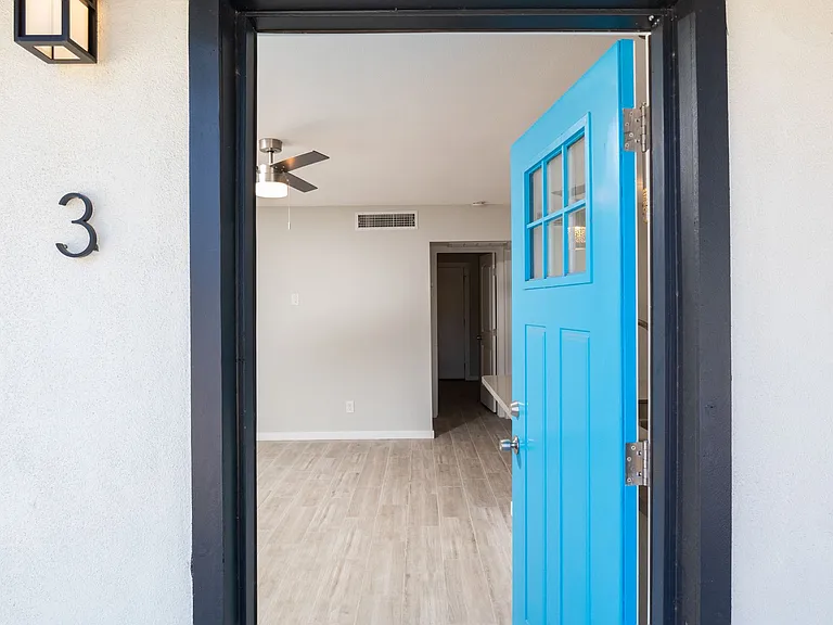 2122 W Augusta Ave #7 — Photo 13