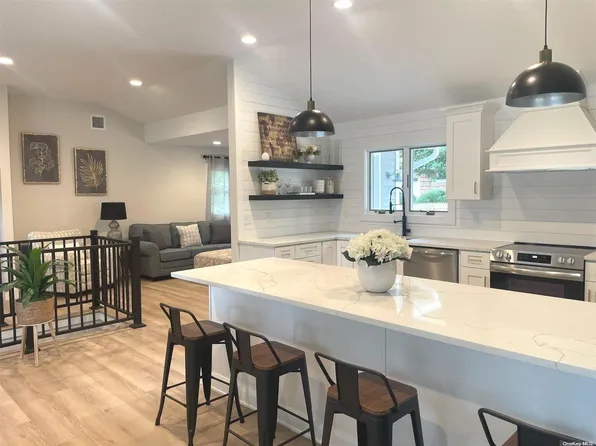 8 Lancelot Lane, East Setauket, NY 11733