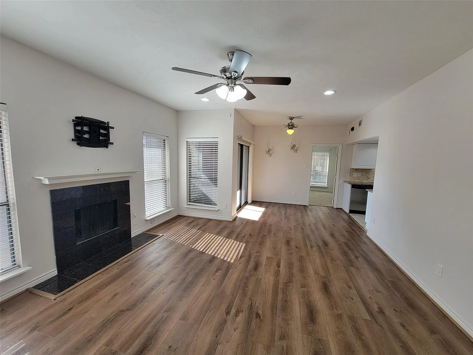 2 bed, 2.0 bath, 1046 sqft, $1,700 — Photo 3