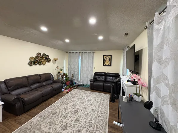 57 Gate House Ln, Edison, NJ 08820