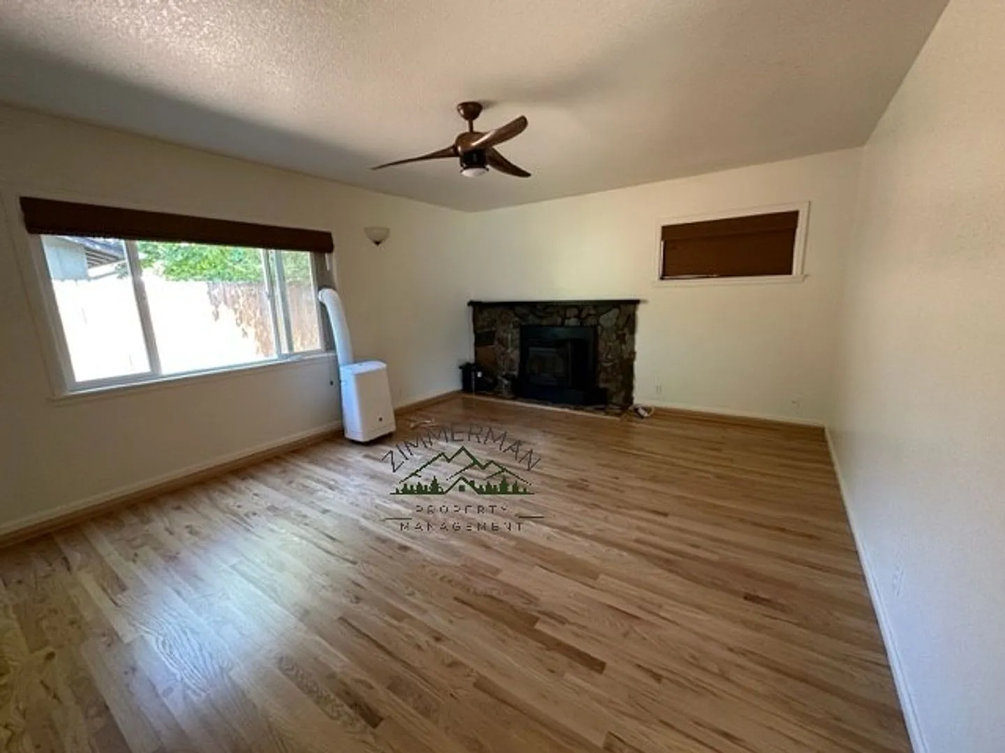Beautiful 3 Bedroom 1 Bathroom Home! — Photo 2
