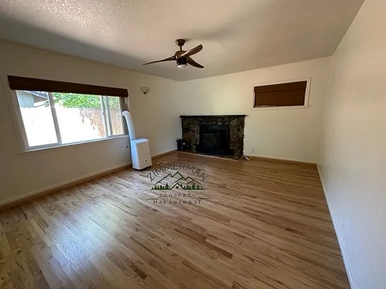 1060 Randall St — Photo 2
