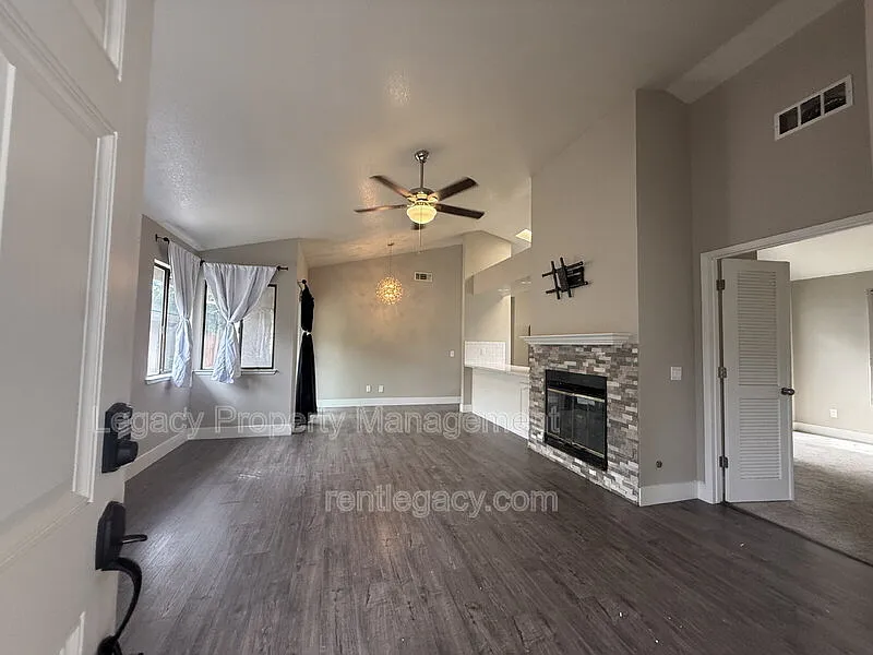 3 bed, 2.0 bath, 1124 sqft, $2,695 — Photo 2