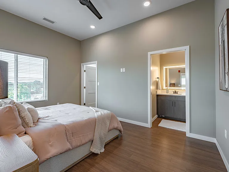 1364 E Battlefield Rd — Photo 152