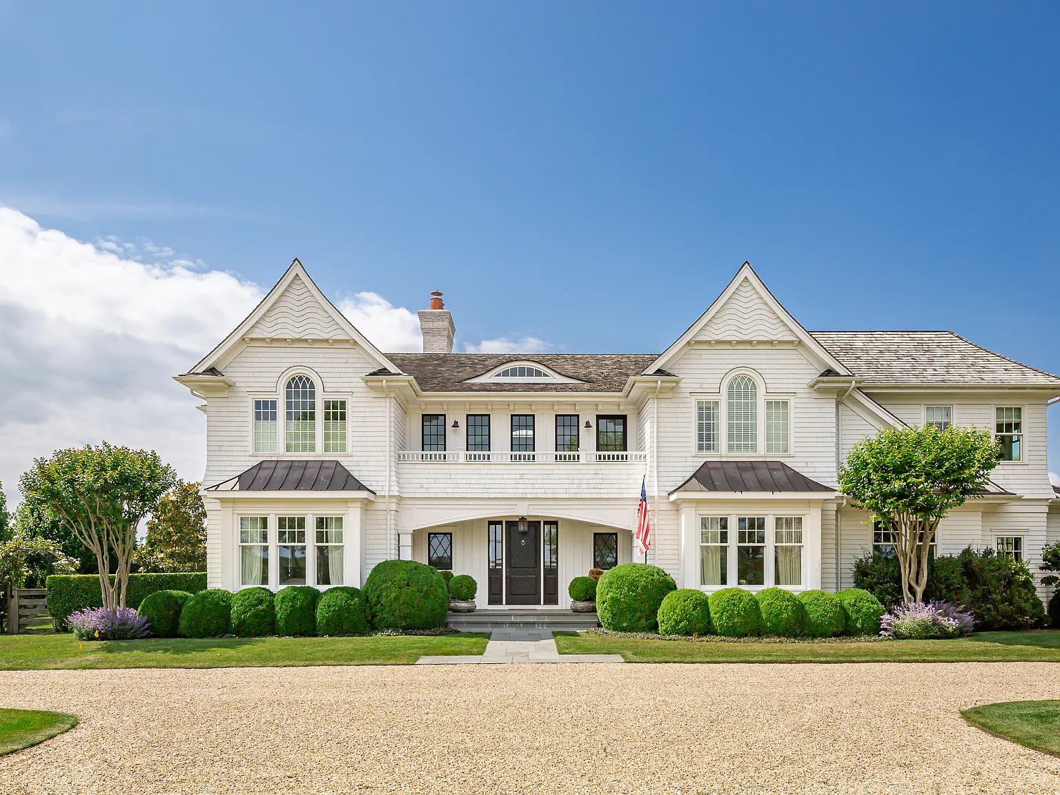 Stunning Designer's Own Estate With Tennis, Golf and Pool! — Photo 2