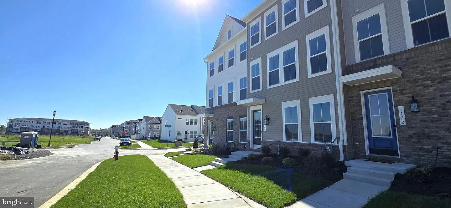 4 bed, 3.5 bath, 2400 sqft, $3,450 — Photo 2