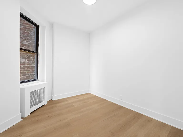 313 W 47th St #4E — Photo 7