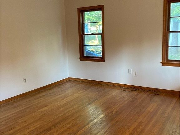 2nd image of 309 E Boxwood Ave