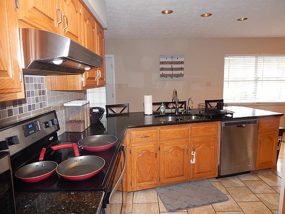 5th image of 127 Fowler Dr