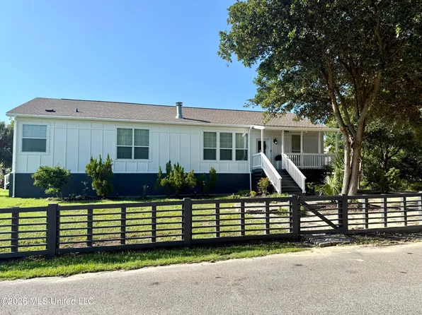 1514 Ellis St, Pass Christian, MS 39571