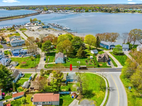 13 Niantic River Road, Waterford, CT 06385