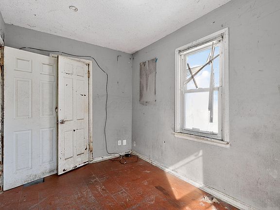 4th image of 530 Whitethorne Ave