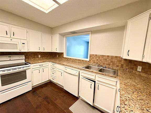 3rd image of 2810 Stewart Dr