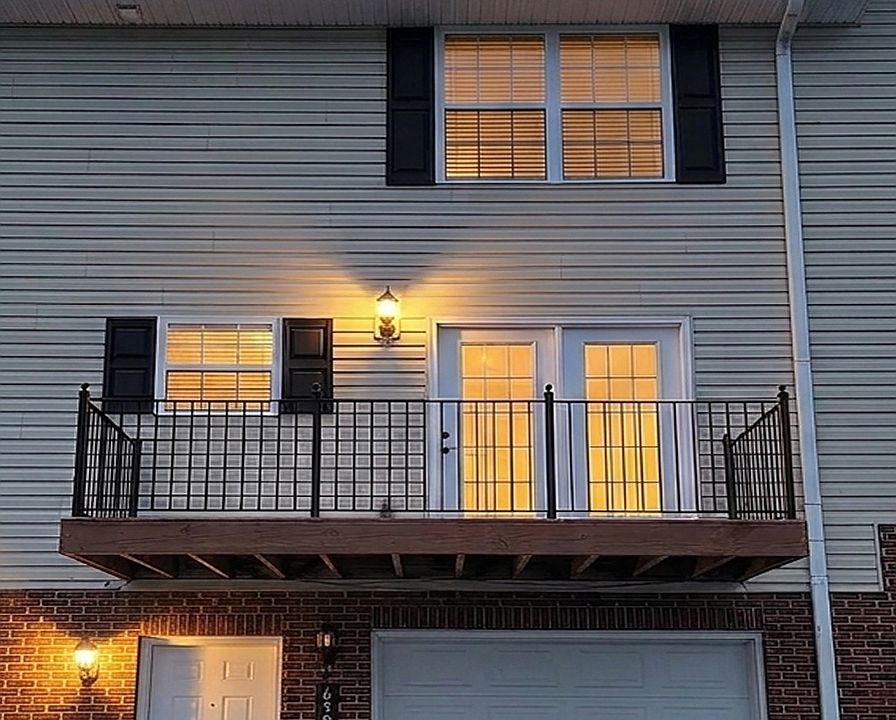 1st image of 652 Grays Pointe Ct