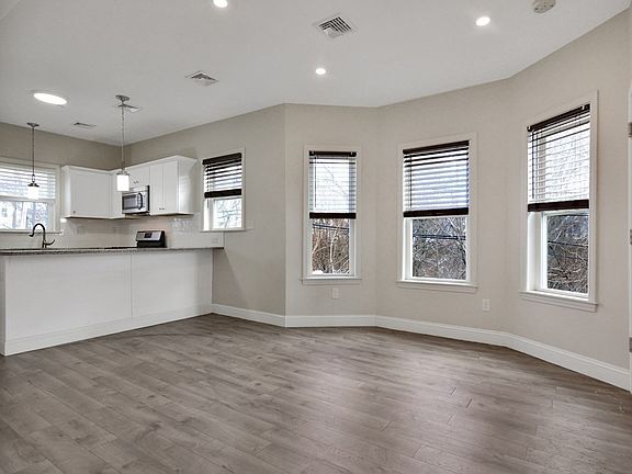 3rd image of 10 Elliott Pl Unit 2R