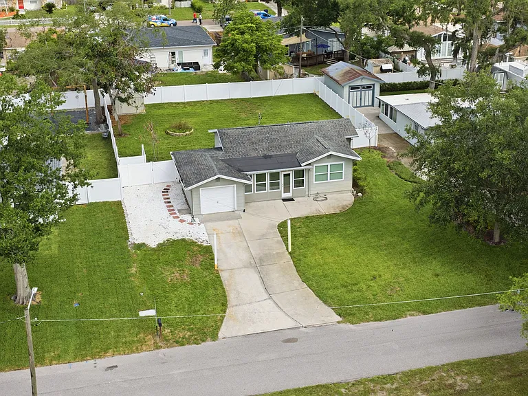 1307 Saint Andrews Dr — Photo 2