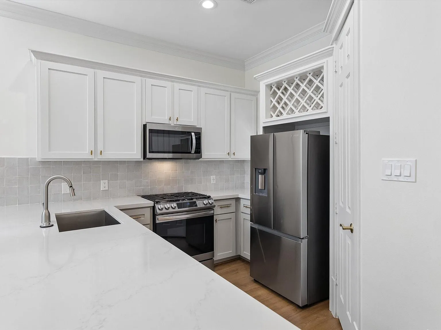 2 bed, 2.5 bath, 1438 sqft, $3,000 — Photo 3