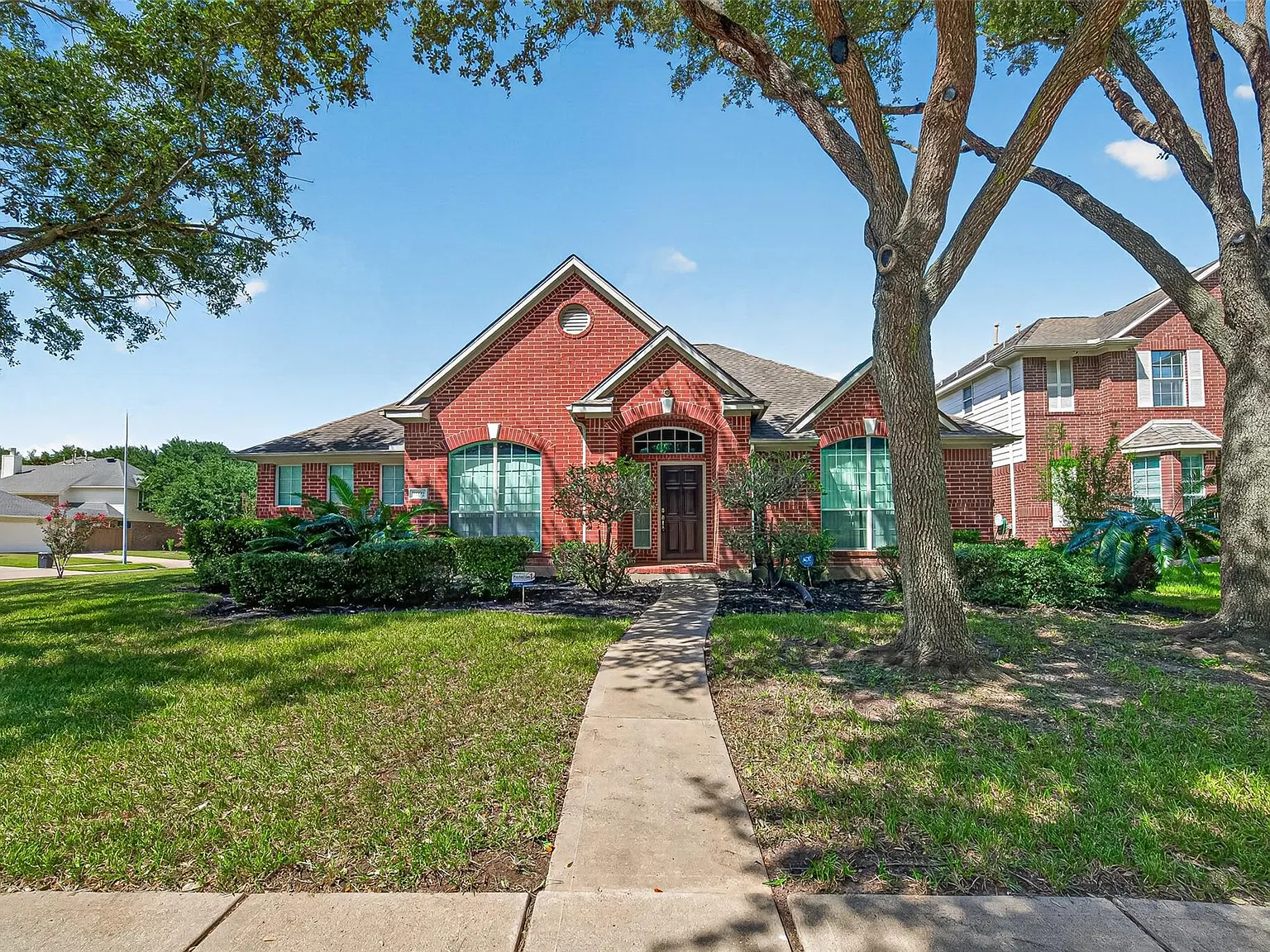 3 bed, 2.0 bath, 2267 sqft, $2,200 — Photo 2