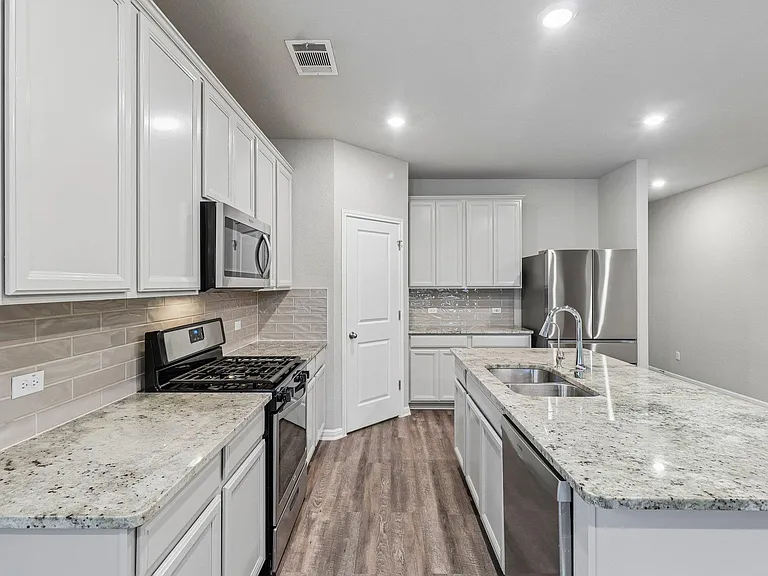 616 Sigourney Way — Photo 7