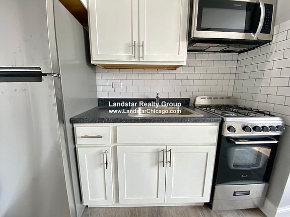 3rd image of 4758 N Maplewood Ave #302