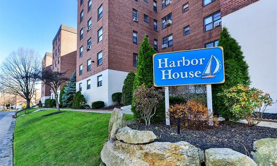 Harbor House - Entrance