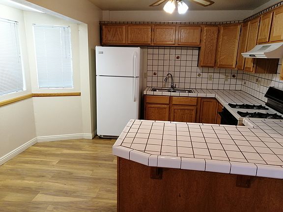 4th image of 594 Rose Ln
