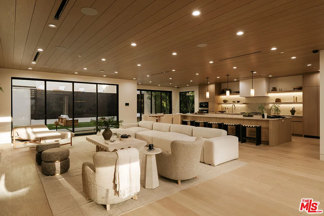 5 bed, 7.0 bath, 5772 sqft, $40,000 — Photo 4