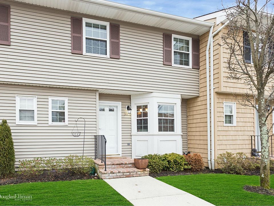 1st image of 30 Woodlake Dr E