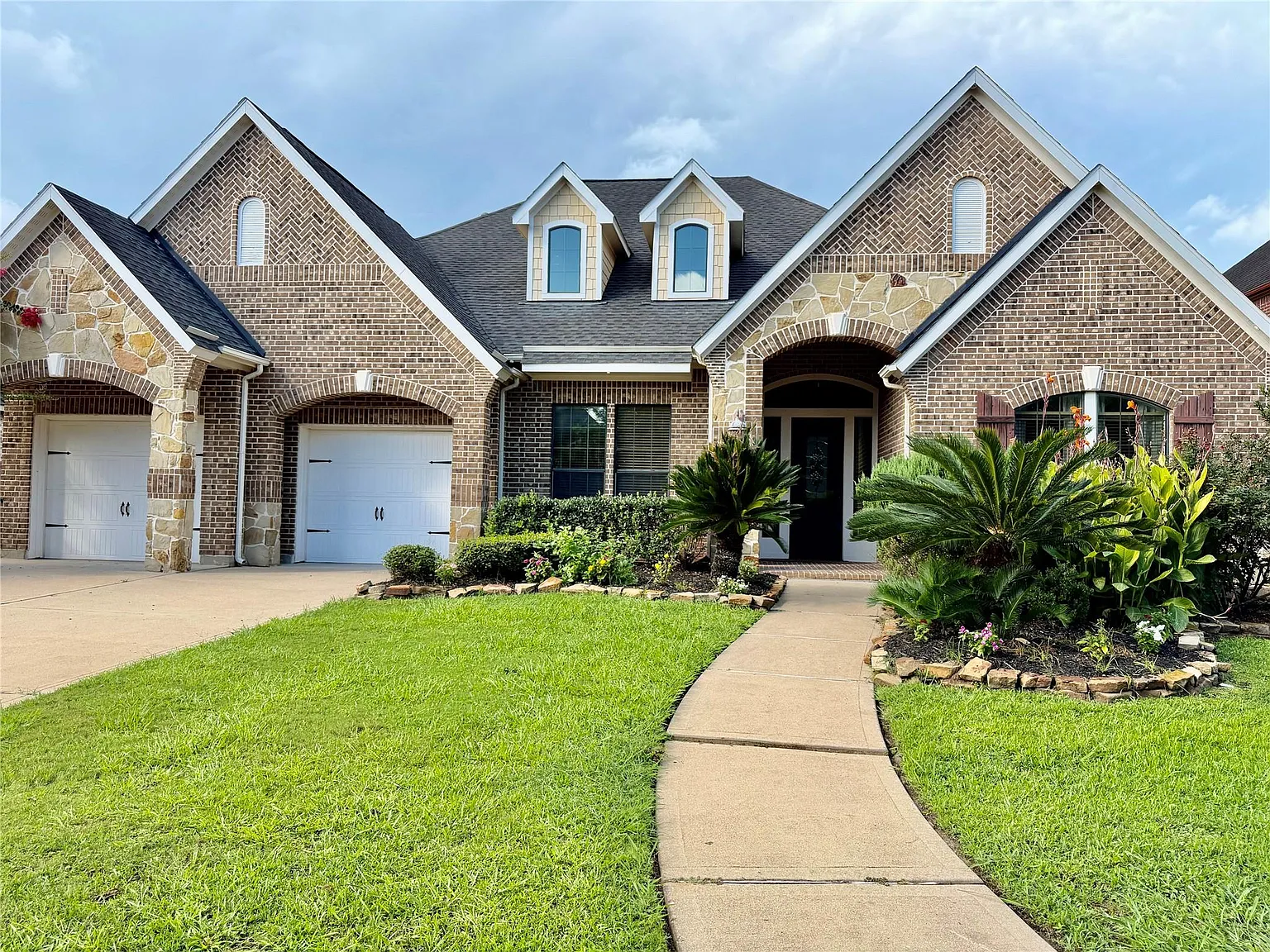 5 bed, 4.5 bath, 4092 sqft, $3,750 — Photo 1