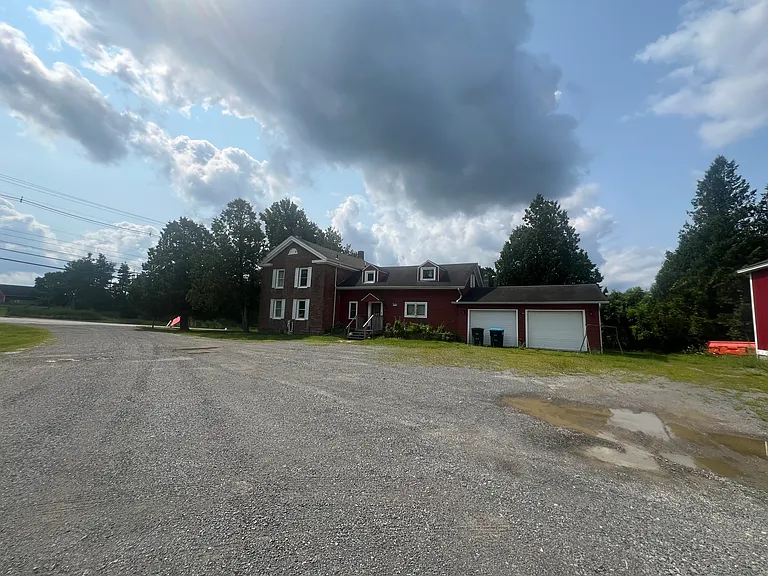 38 Upper Main St — Photo 3