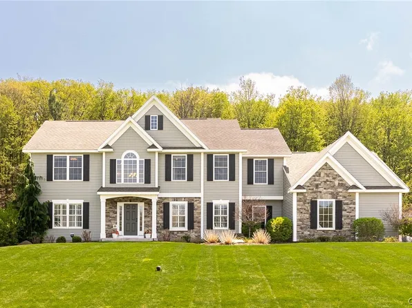 217 Starksboro Dr, Camillus, NY 13031