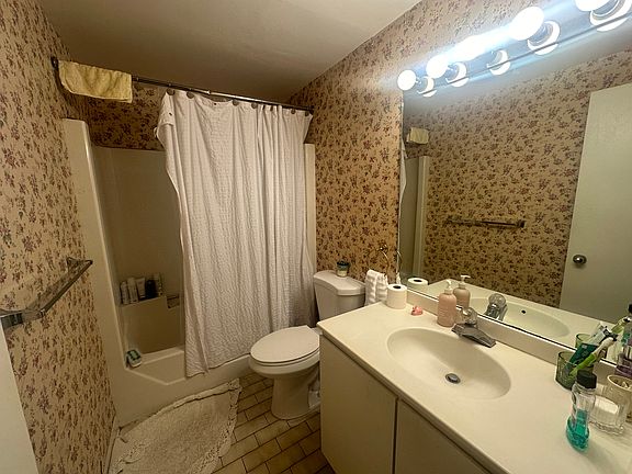 5th image of 102 Gainsborough St APT 302E