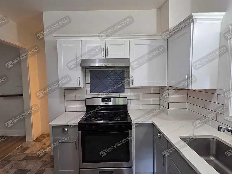 7455 Churchill St — Photo 28