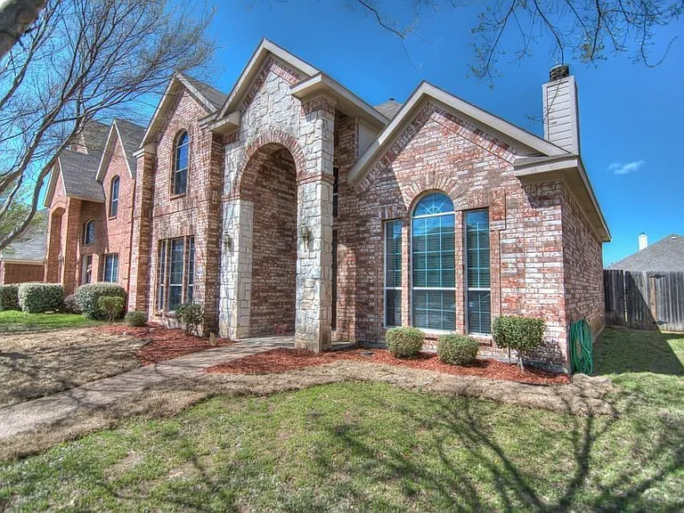 9400 Woodhurst Dr — Photo 2