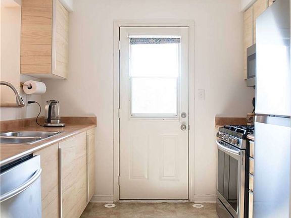 3rd image of 1159 McDowell Cres