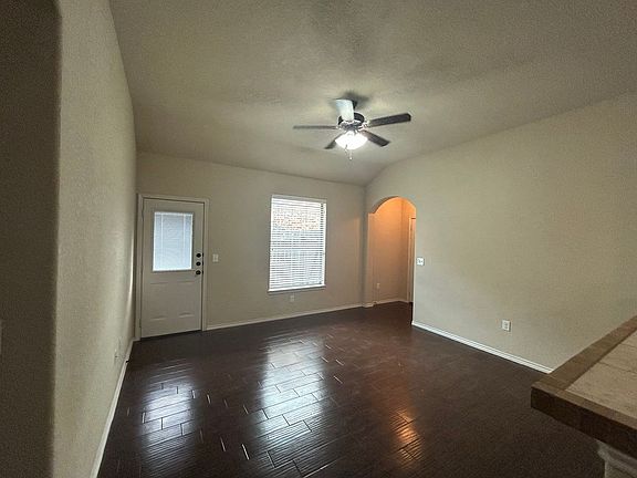 4th image of 716 Creekside Cir