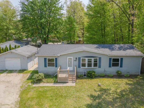 17185 Seneca Dr, Howard City, MI 49329