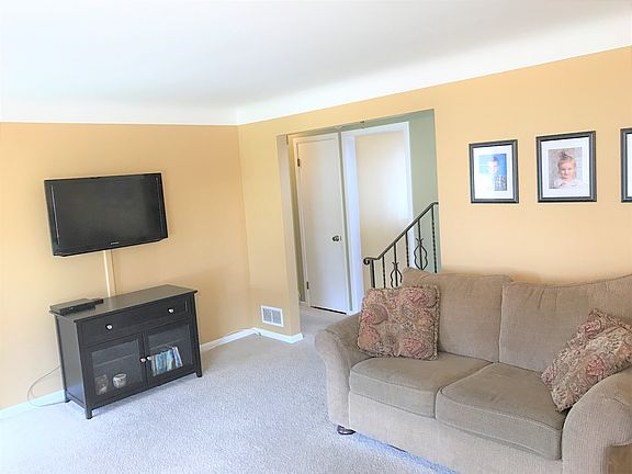 3rd image of 2427 Larchmont Dr