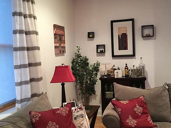 3rd image of 6823 N Lakewood Ave APT 1S