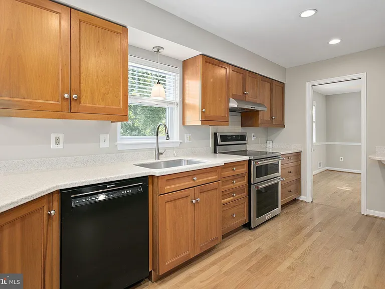 2542 N Wakefield St — Photo 20