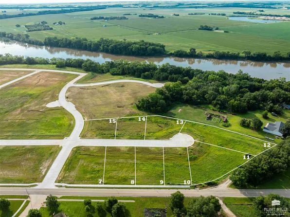 402 Overbrook Dr, Wamego, KS 66547