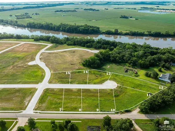 407 Overbrook Dr, Wamego, KS 66547