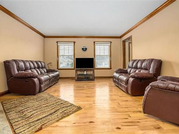 4th image of 8 Monmouth Ct