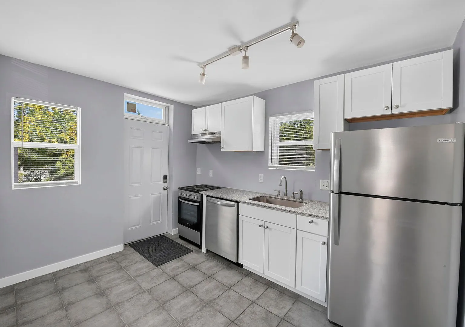 1104-1106 Oakwood Ave — Photo 1