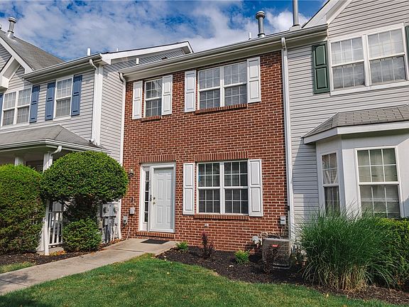 5th image of 222 Castle Creek Dr
