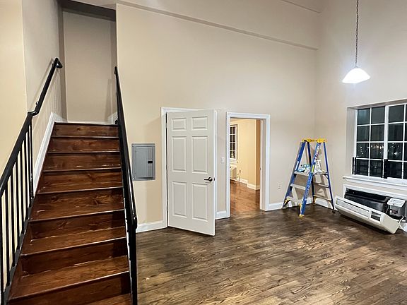 3rd image of 711 Sip St #405